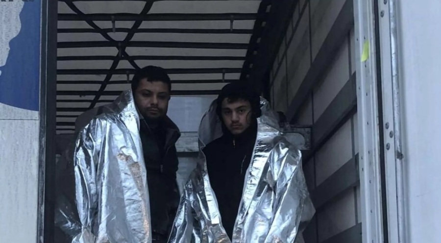Alüminyum folyo kaplı 2 düzensiz göçmen yakalandı