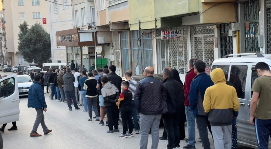 Bursa'da ramazan pidesi için uzun kuyruklar oluştu