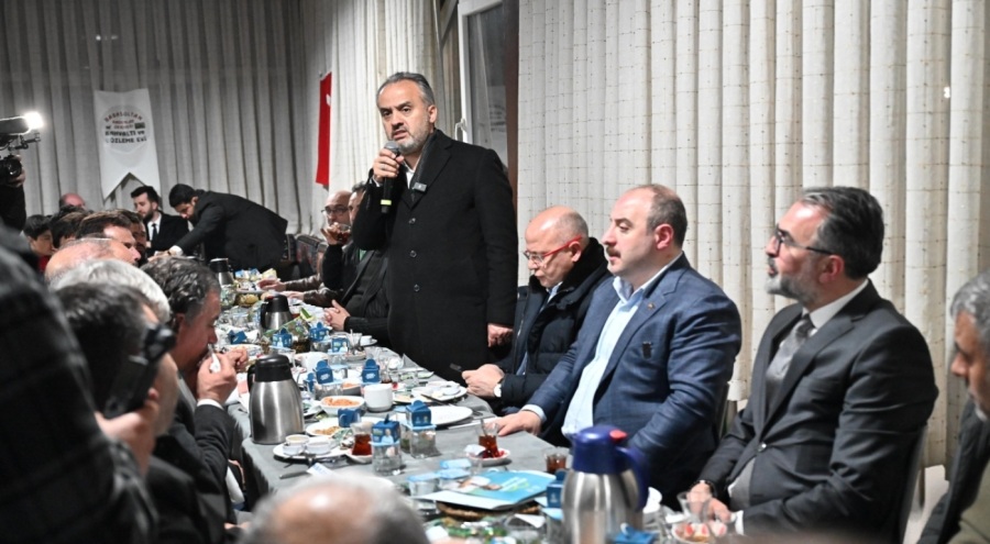 Bursa Büyükşehir Belediye Başkanı Aktaş, ilk teravih namazını Kestel'de kıldı