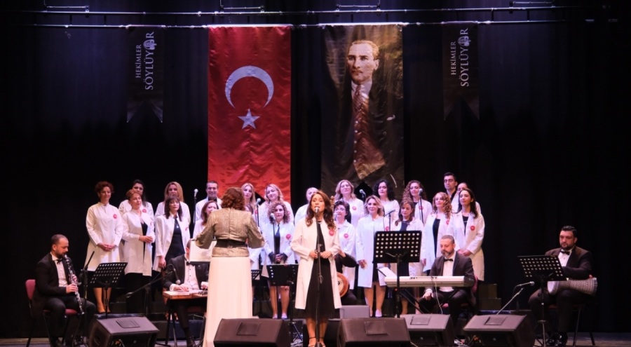 Hekimlerden beyaz önlükleriyle konser