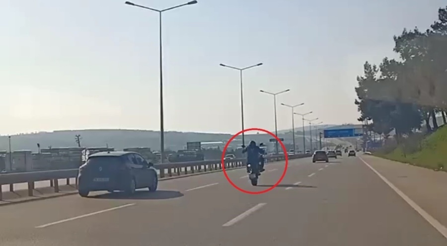 Bursa'da motosiklet sürücüsünün tehlikeli hareketleri
