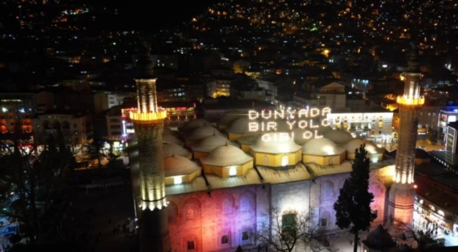 Tarihi Ulu Camii'ne "Dünyada bir yolcu gibi ol" mahyası