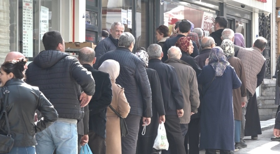 Bursa'da ucuz kıyma ve et kuyruğu