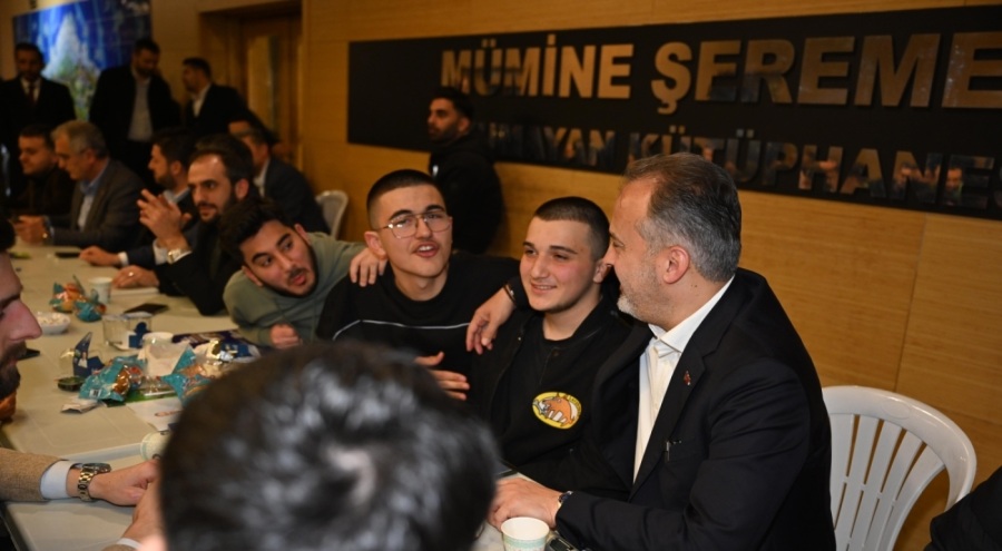 Aktaş, sahuru gençlerle yaptı