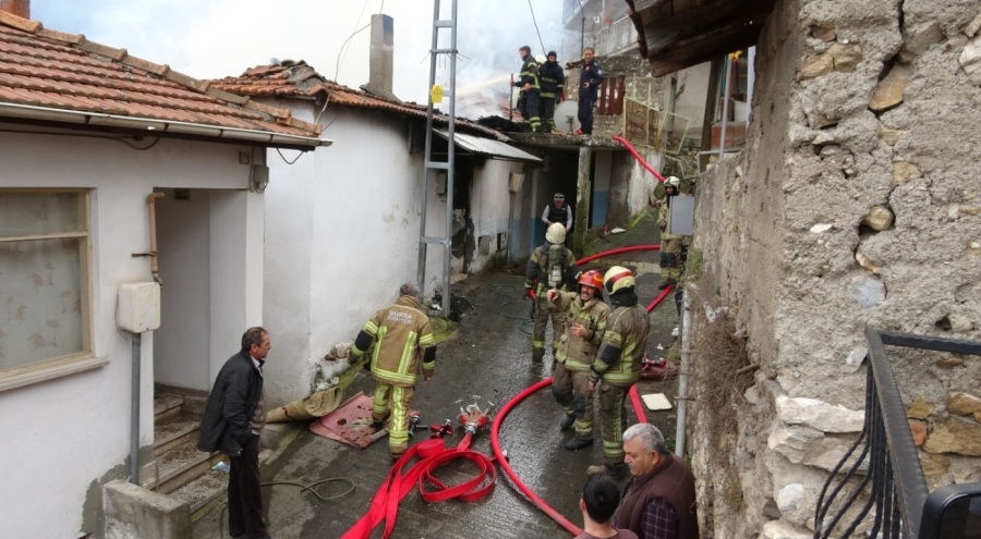 Bursa'da yangın! Dar sokağa itfaiye giremedi