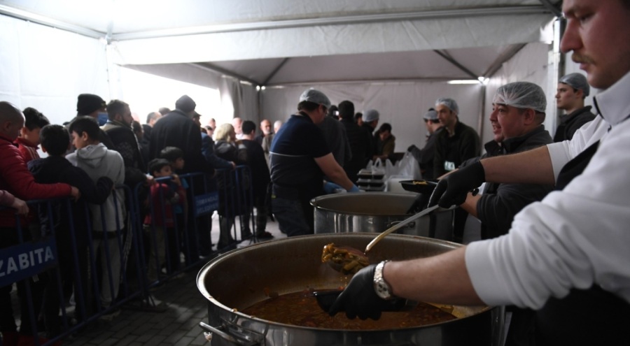 Osmangazi'de 5 farklı noktada iftarlık dağıtıldı