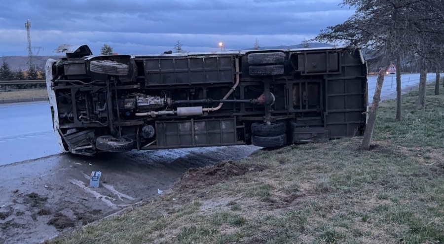 Isparta-Afyonkarahisar kara yolunda işçi servisi devrildi: Çok sayıda yaralı!