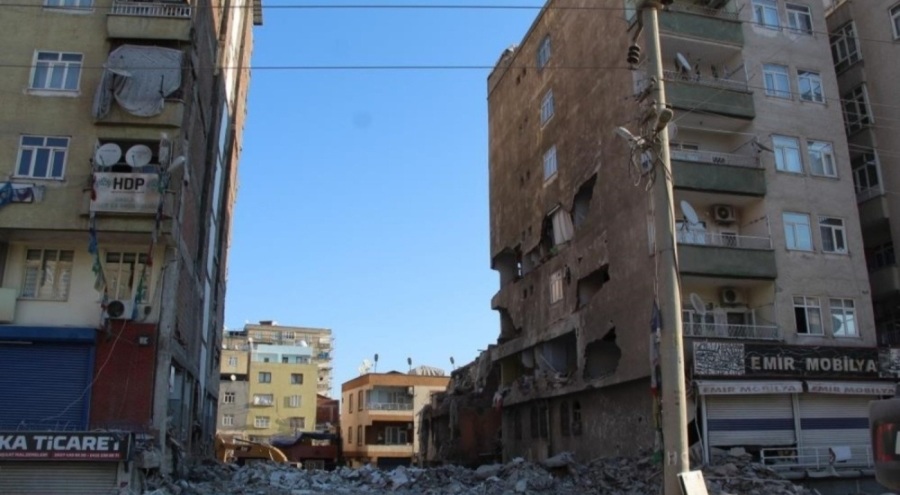 Diyarbakır'da 38 kişinin yaşamını yitirdiği Dündar Apartmanı davasında sanıklar için 22 yıl 6 ay hapis istemi