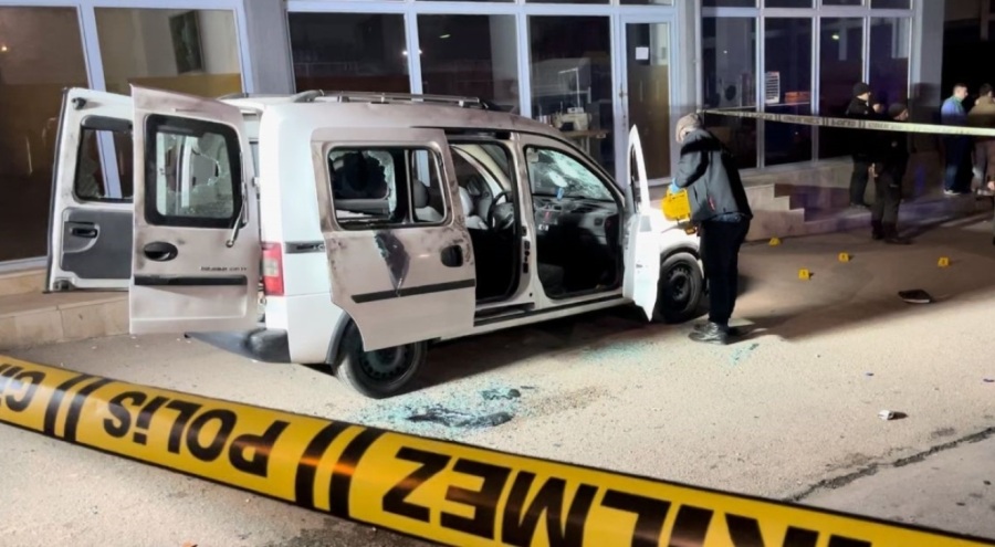 Bursa'da kurşun yağdırılan otomobilden sağ çıktılar!
