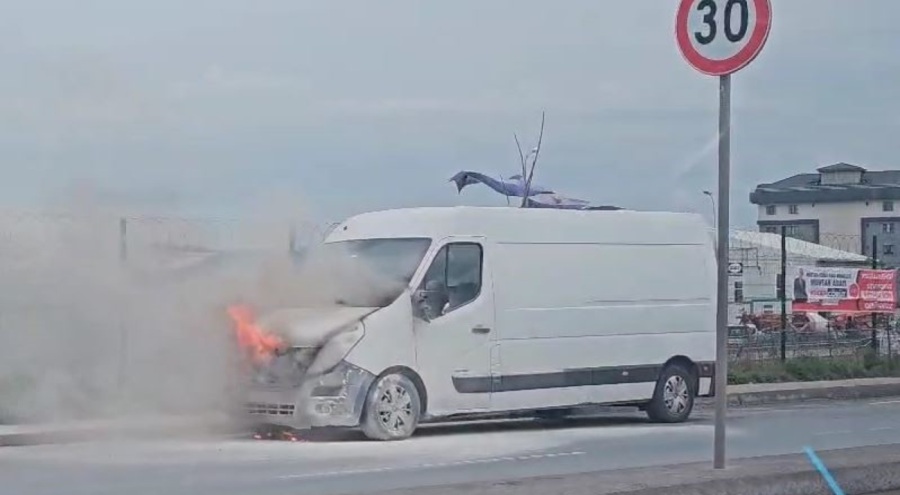 Seyir halindeki ticari araç alev alev yandı