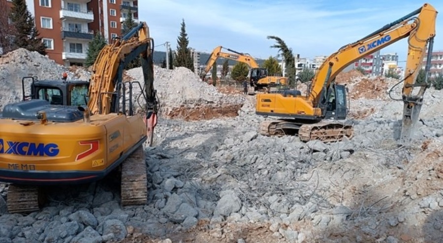 İşçinin üzerine beton blok düştü!