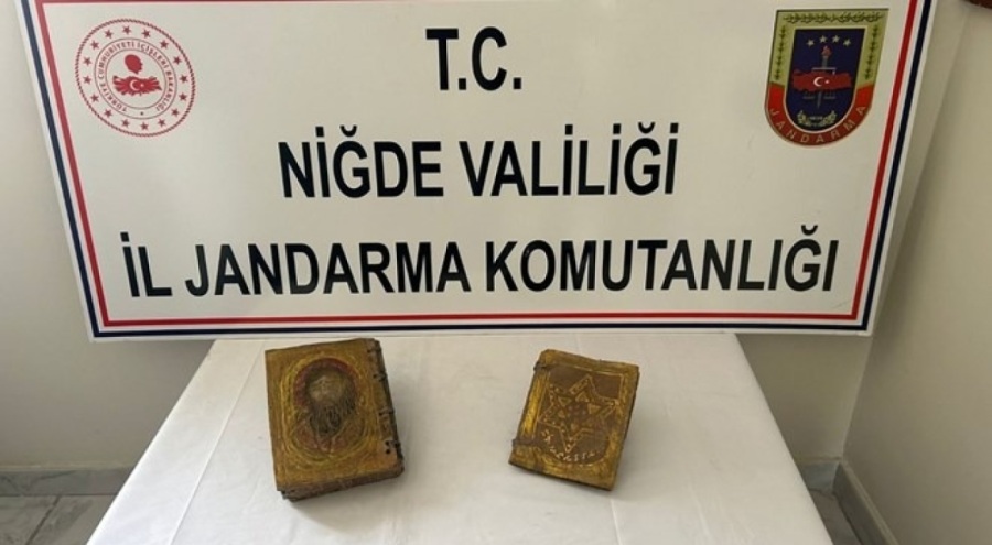 Ceylan derisinden el yazması kitap ele geçirildi