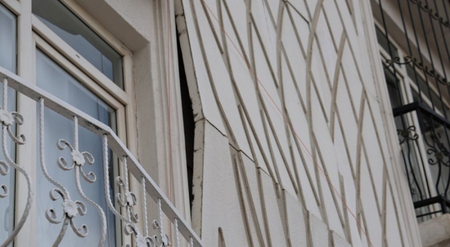 Apartmanın çatlayan dış cephesine çamaşır ipiyle önlem!