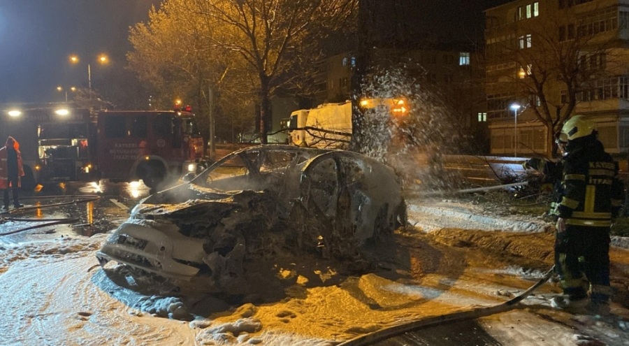 Ağaca çarpıp yanan elektrikli otomobilin sürücüsü hayatını kaybetti