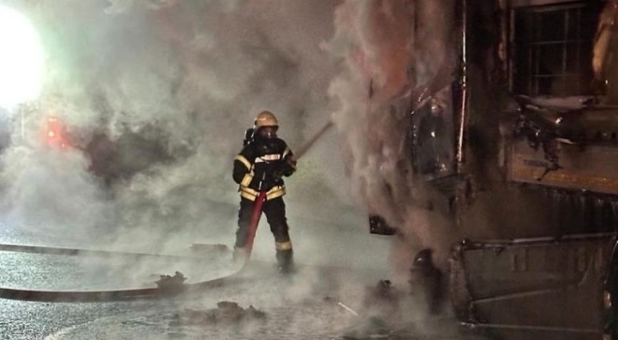 Kuzey Marmara Otoyolu'nda asit yüklü TIR cayır cayır yandı