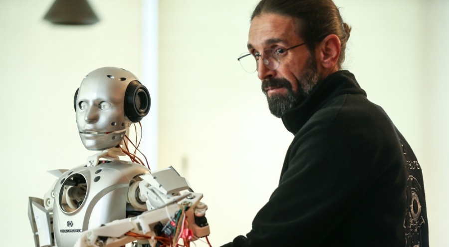 Bursa'da tasarlanan Türk robot Cuma, yapay zekayla yeni beceriler kazanacak