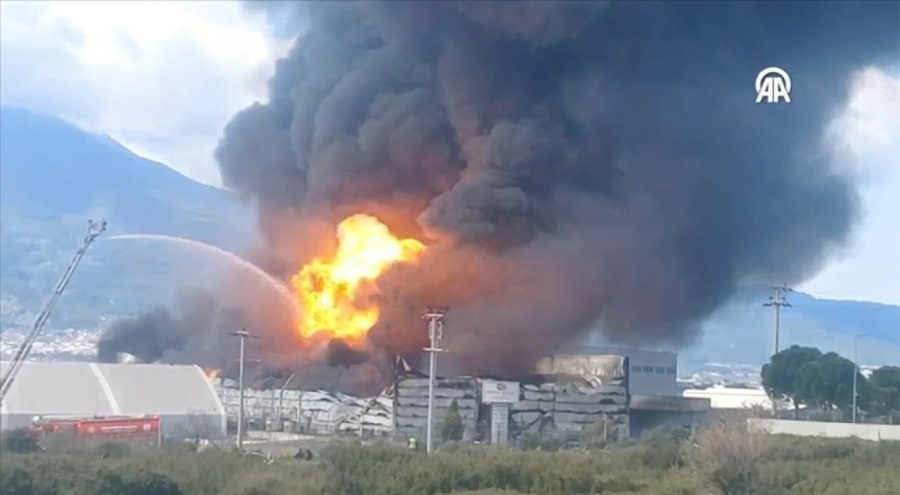 İzmir'de soğuk hava deposunda korkutan yangın