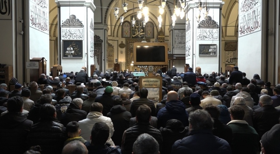 Bursalılar, Ramazan'ın ilk cuma namazı için Ulu Cami'ye akın etti