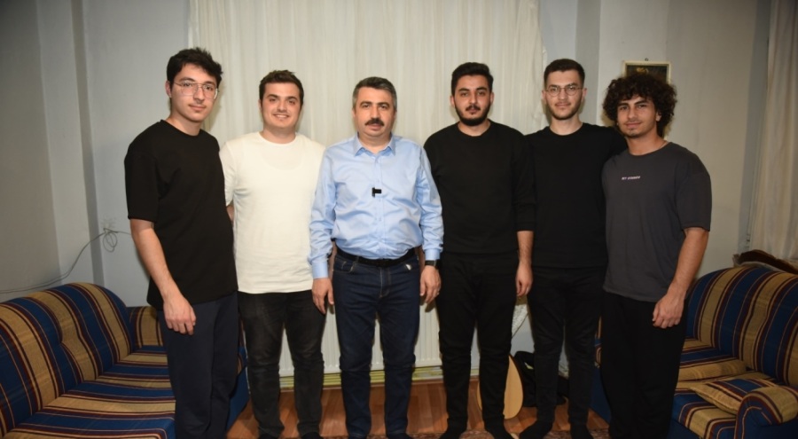 Yıldırım Belediye Başkanı Oktay Yılmaz, Bursa Teknik Üniversitesi öğrencileriyle sahurda buluştu