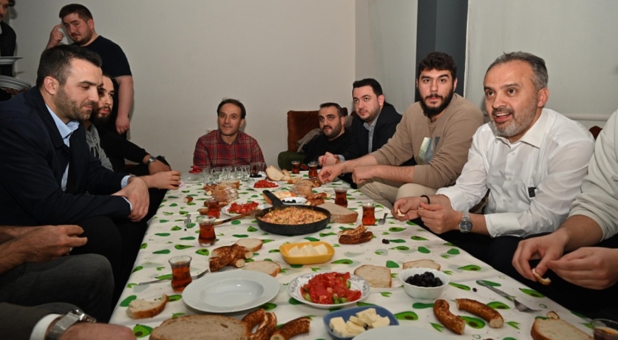 Bursa Büyükşehir Belediye Başkanı Aktaş, gençlerle sahur yaptı