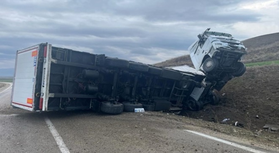 Amasya'da TIR devrildi