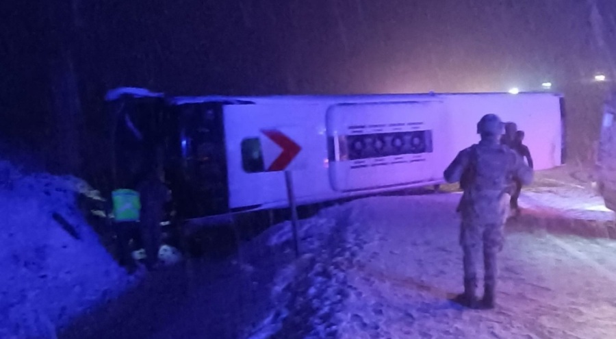 Bingöl'de yolcu otobüsü devrildi: 18 yaralı!