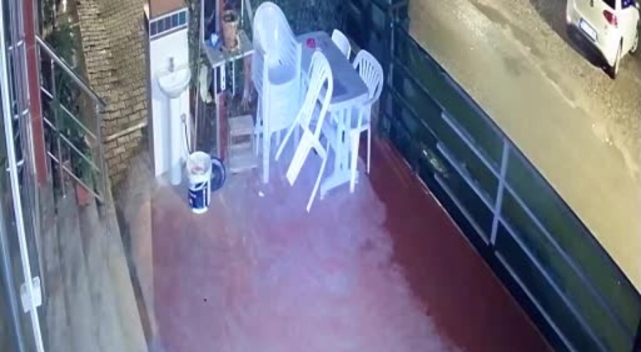 Bursa'da dernekten sandalye ve çiçek çalan hırsızlar kamerada