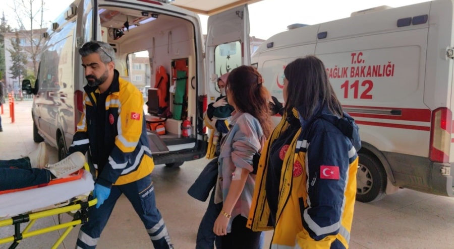 Bursa'da minibüs ile otomobil çarpıştı! 1'i bebek 4 yaralı var