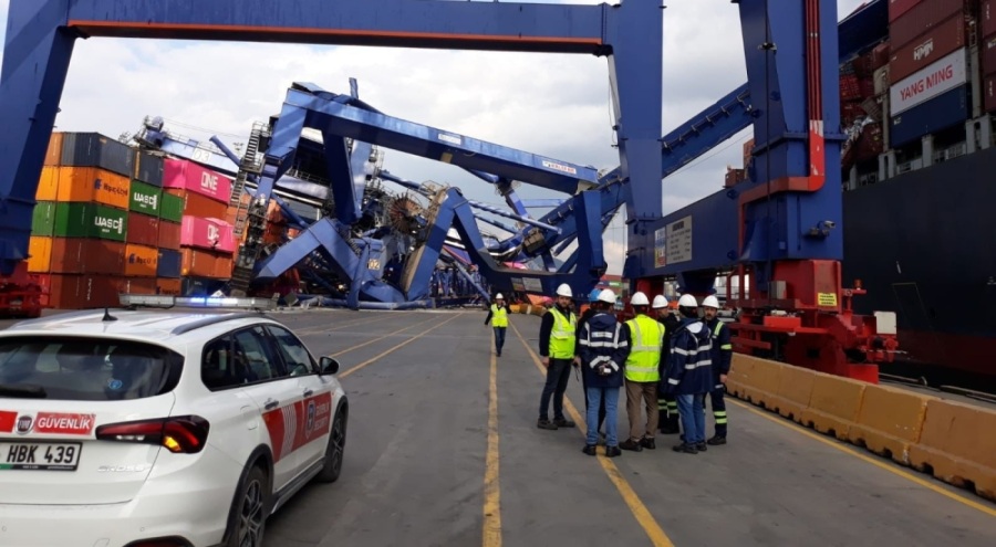 Kocaeli'de limana yanaşan geminin çarpmasıyla devrilen vinçlerde hasar oluştu