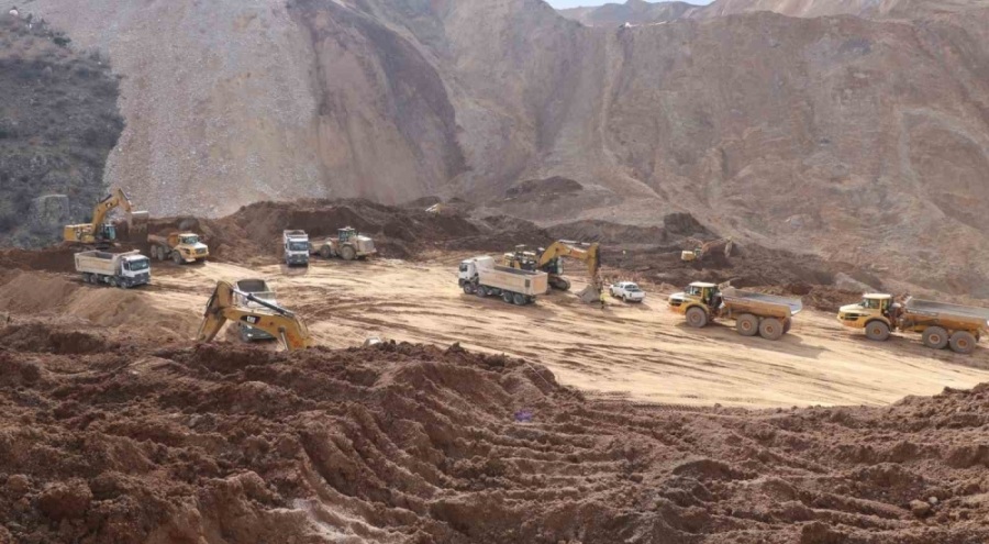 İliç'teki maden ocağında toprak altında kalan pikaba ulaşıldı