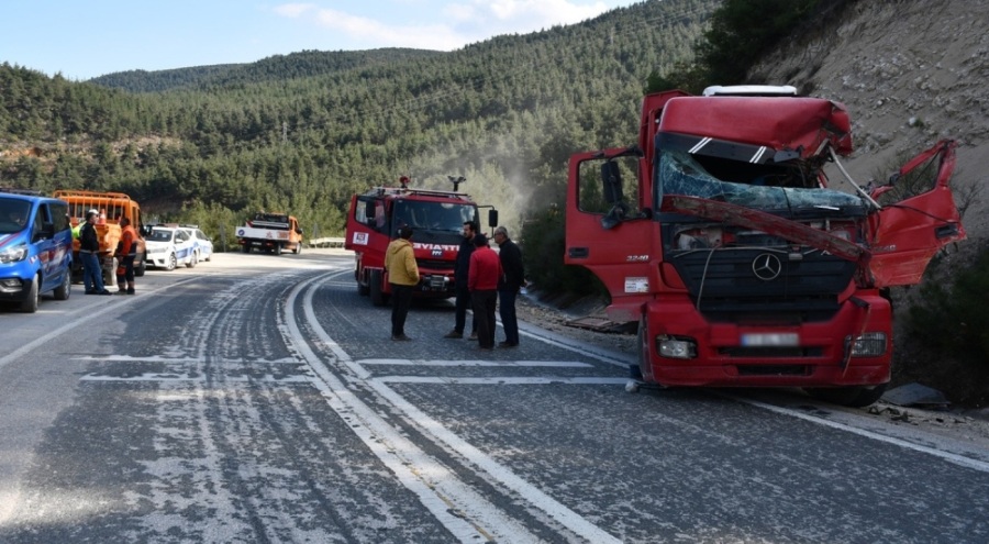 Beton mikseri devrilen kamyonun sürücüsü öldü