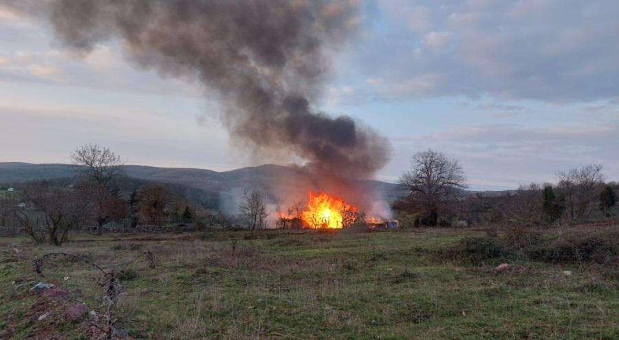 Gebze'de çiftlikte çıkan yangında ahşap ev küle döndü