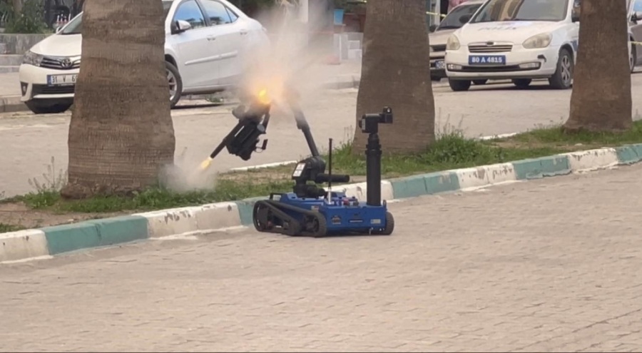 Şüpheli çanta bomba imha robotu ile patlatıldı