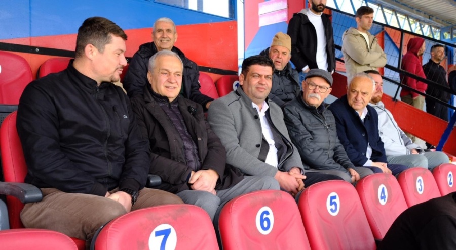 Mustafakemalpaşa Belediye Başkan Adayı Erdem, Çimenspor'un Yeni Gençlik Spor ile karşılaşmasını izledi