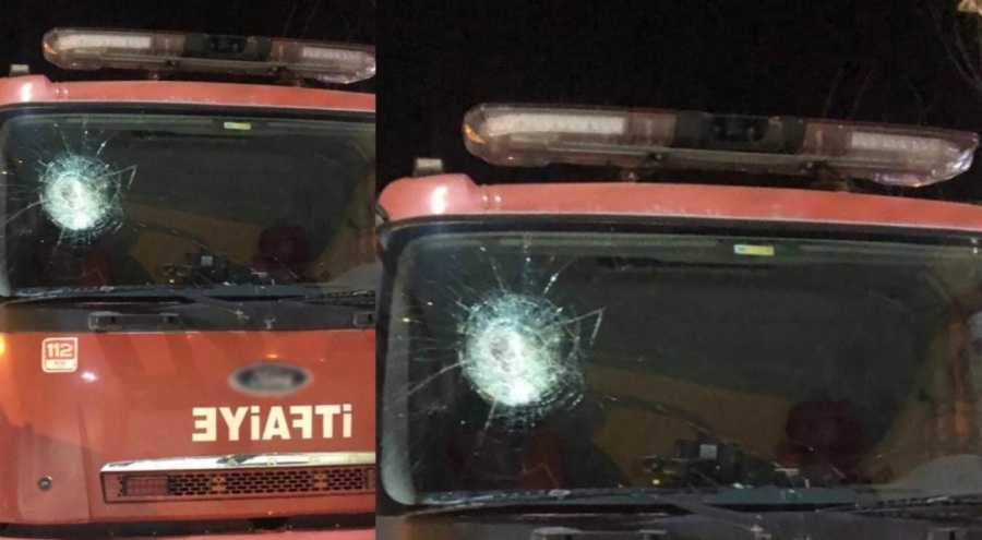Batman'da lastik yakarak izinsiz gösteri düzenleyen terör yandaşları itfaiye aracına saldırdı