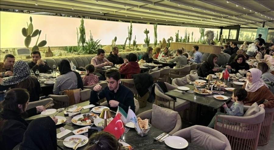 Tahran Yunus Emre Enstitüsü, öğrencilerine Türk restoranında iftar verdi