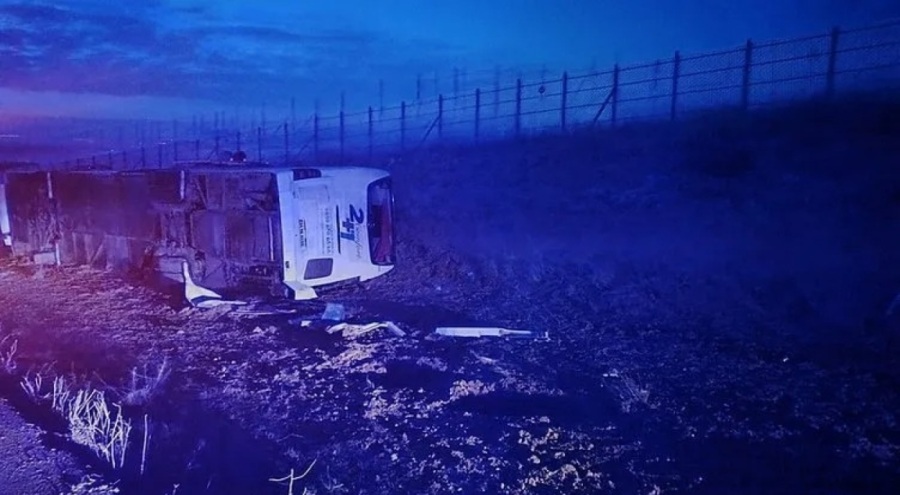 Yolcu otobüsü şarampole devrildi! 15 kişi yaralandı