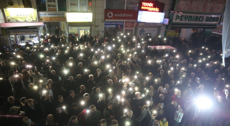 Bursa'da karartılan meydanı halk aydınlattı