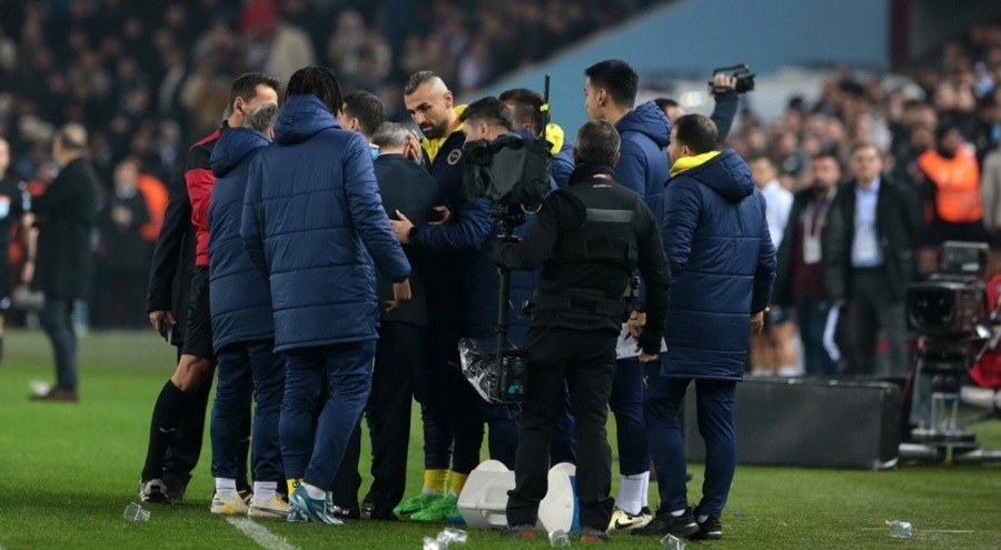 İsmail Kartal'a yabancı cisim isabet etti