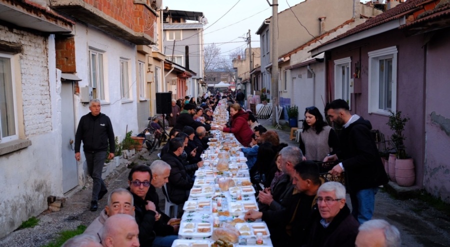 Bursa'da kadınlardan imece usulü iftar