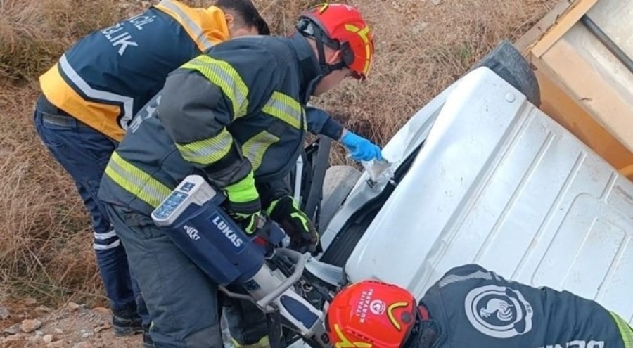 Kontrolden çıkan kamyon şarampole devrildi!