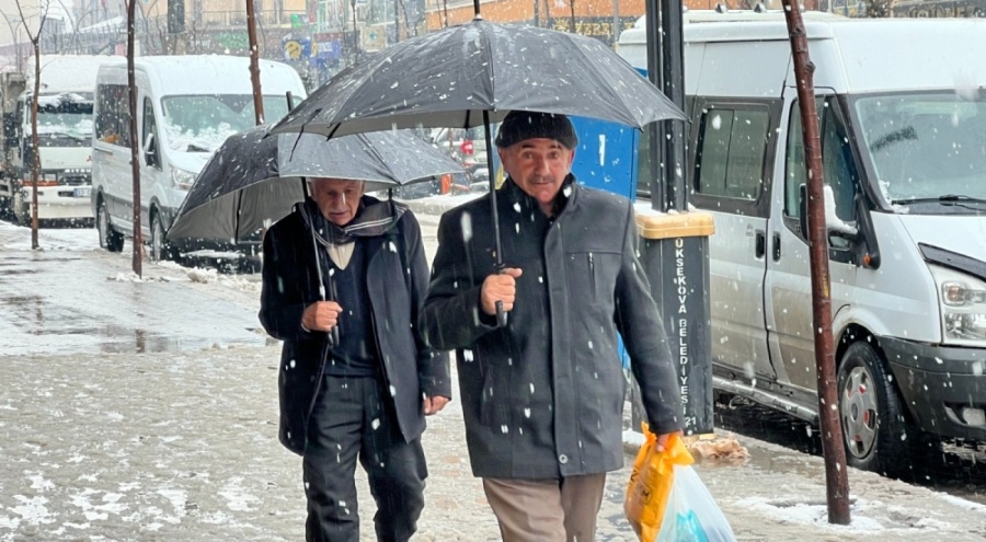 Hakkari'de kar yağdı