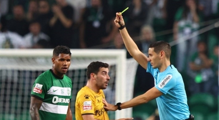 Hakem, penaltı kararını tüm stadyuma duyurdu