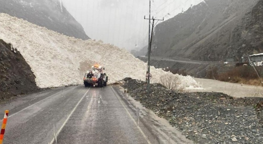 Hakkari'de çığ Zap suyunun akışını kesti!