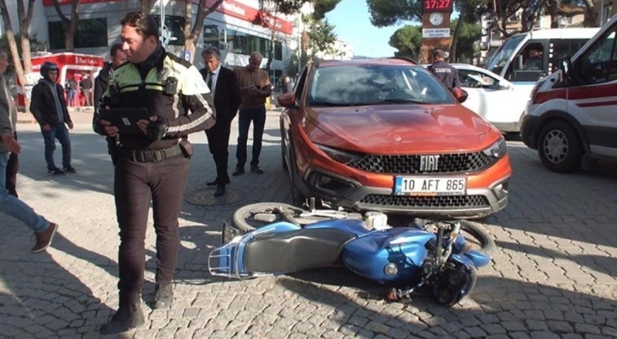 Motosiklet otomobilin altında kaldı!