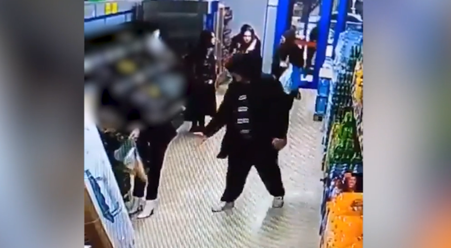 Merkette genç kıza taciz kamerada!