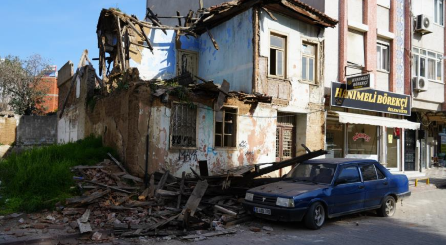 Metruk bina otomobilin üzerine çöktü