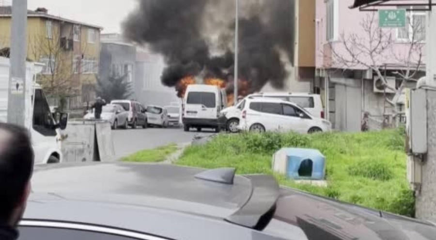 Park halindeki aracı alevler sardı