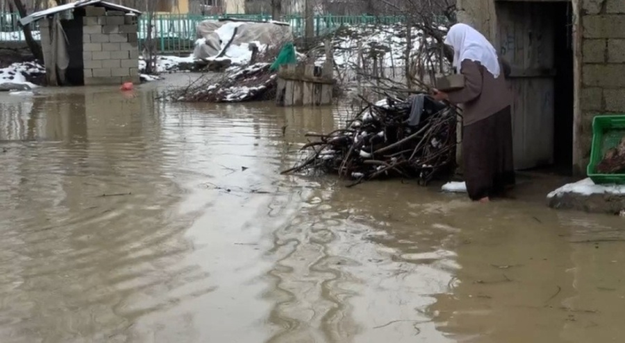 Muş'ta dere taştı, köy sular altında kaldı