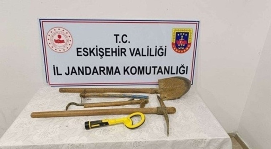 Kaçak kazı yapan şüpheliler suçüstü yakalandı